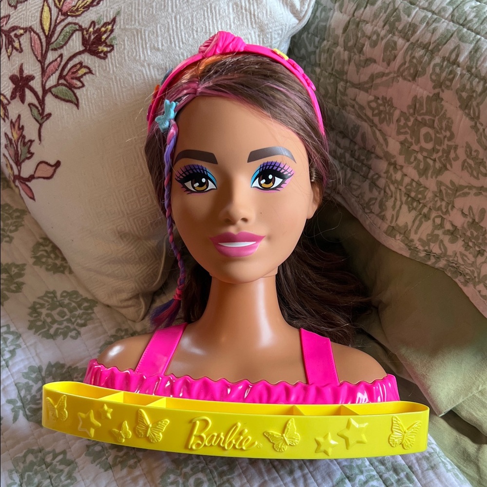 Barbie Styling Head with Hot Pink Outfit and Yellow Accessory